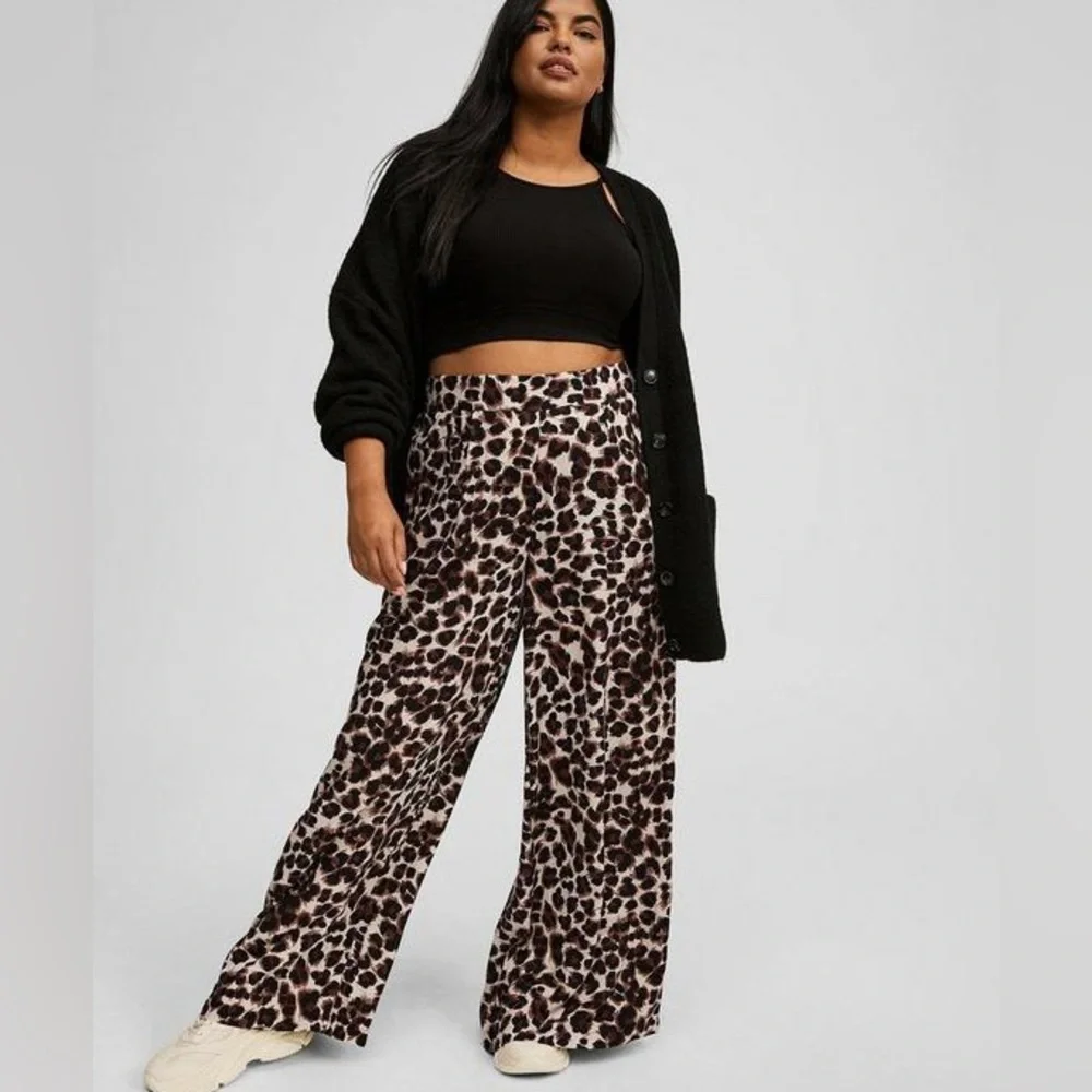 Torrid Pull-On Wide Leg Leopard Pant Size 4X-26 - Picture 2 of 6